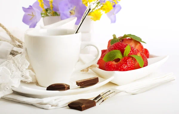 Erdbeere mit Minze und Tasse Kaffee, Schokolade — Stockfoto