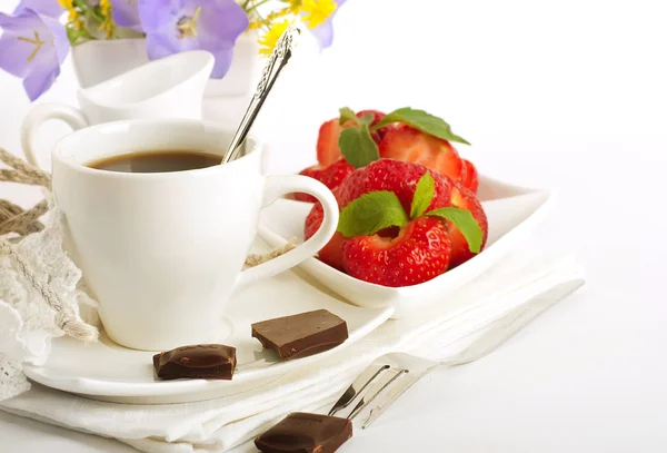 Jahody s mátou a šálek kávy, čokolády — Stock fotografie