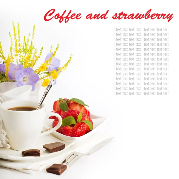 Truskawki z miętą i filiżankę kawy, czekolady — Zdjęcie stockowe