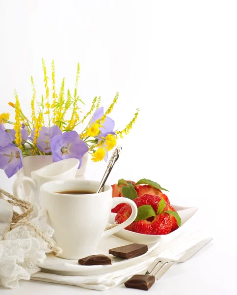 Fresa con una menta y taza de café, chocolate — Foto de Stock