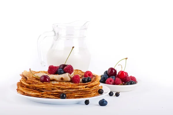 Çilek ve süt kabı ile Pancakes — Stok fotoğraf