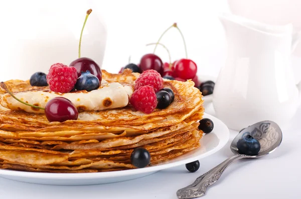 Çilek ve süt kabı ile Pancakes — Stok fotoğraf