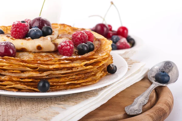 Beyaz zemin üzerinde meyveleri ile Pancakes — Stok fotoğraf