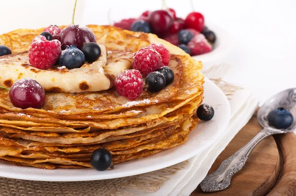 Beyaz zemin üzerinde meyveleri ile Pancakes — Stok fotoğraf