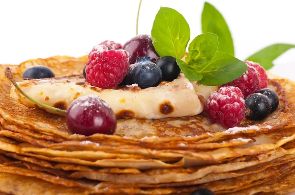 Çilek ve beyaz zemin üzerine nane ile Pancakes — Stok fotoğraf