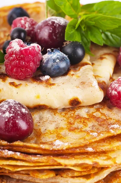 Çilek ve beyaz zemin üzerine nane ile Pancakes — Stok fotoğraf