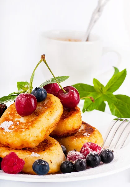 Ost pannkakor med skogsbär och kopp kaffe — Stockfoto