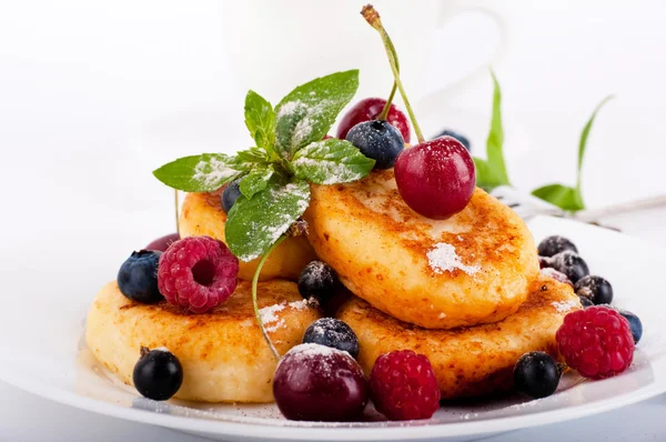 Ost pannkakor med skogsbär och kopp kaffe — Stockfoto