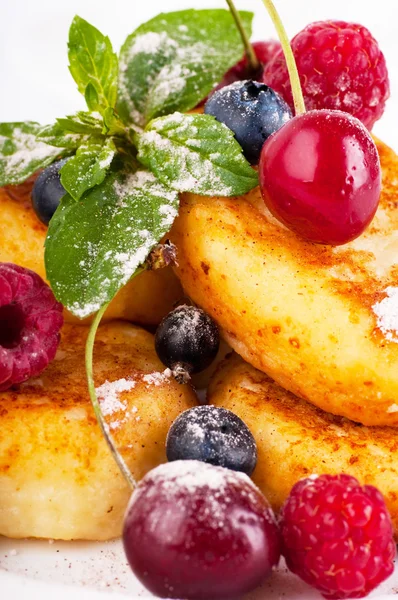 白地にミントと果実のパンケーキ — ストック写真