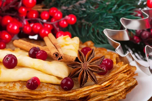 Pfannkuchen mit Weihnachtsbeeren — Stockfoto