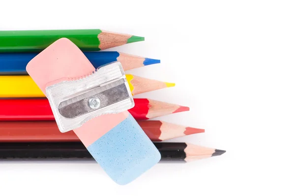 Bleistifte, Farben und Pinsel auf weißem Hintergrund — Stockfoto
