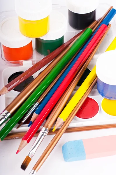 铅笔、 颜料和画笔在白色背景上 — 图库照片