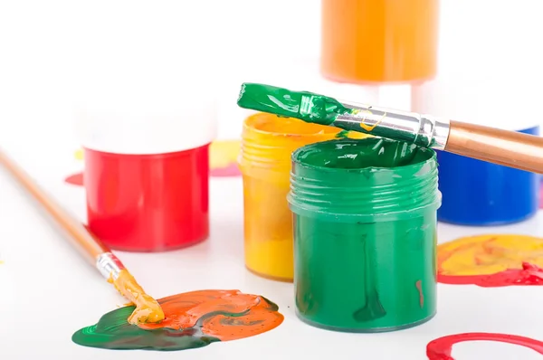 Pinturas y pinceles varicolores — Foto de Stock