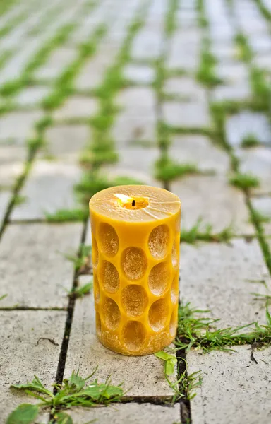 Hořící svíčka v parku — Stock fotografie