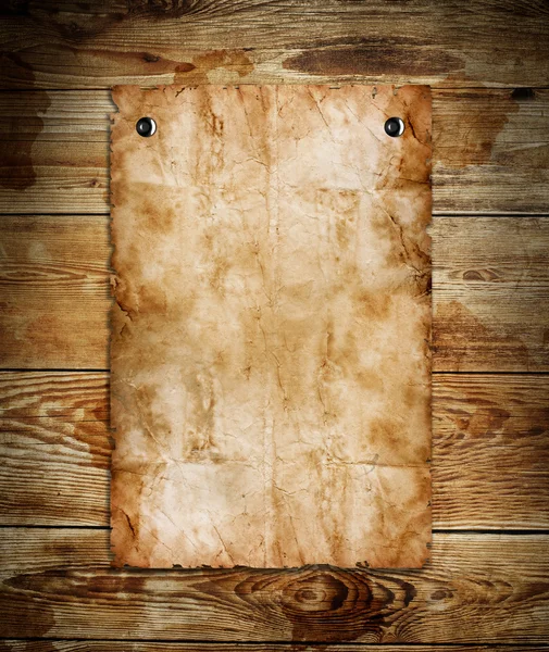 Papel velho sobre o fundo de madeira — Fotografia de Stock