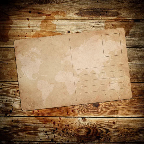 Старинная открытка на деревянном фоне — стоковое фото