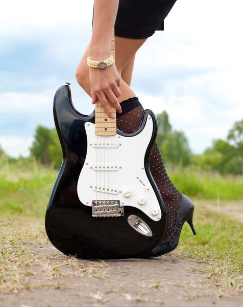 Flicka anläggning guitare — Stockfoto
