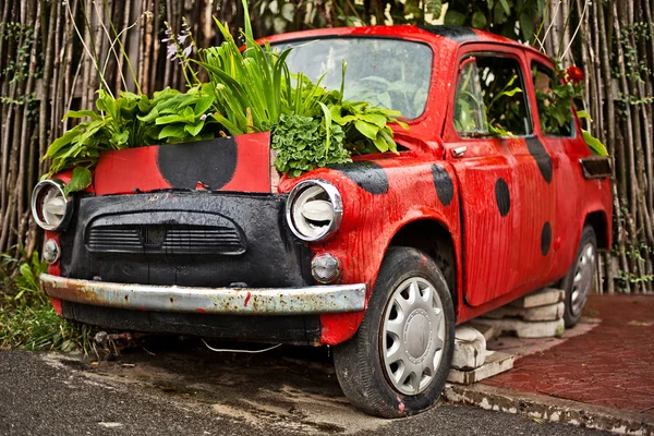 Старый красный автомобиль — стоковое фото