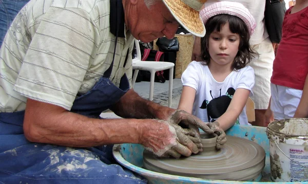 Criança faz a argila de moldagem — Fotografia de Stock