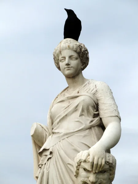 Pássaro sentado na cabeça da Estátua da Comédia — Fotografia de Stock