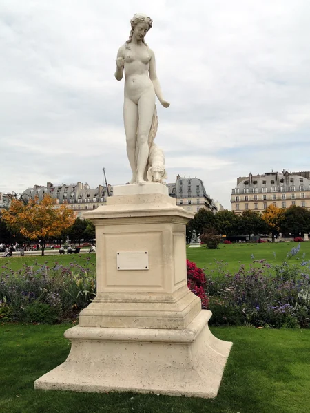 Socha nymphe, hromadnou dopravou zahrady, Paříž — Stock fotografie