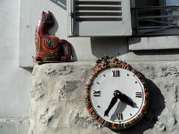 Dekorative französische Keramikuhr und Katze, in Paris — Stockfoto