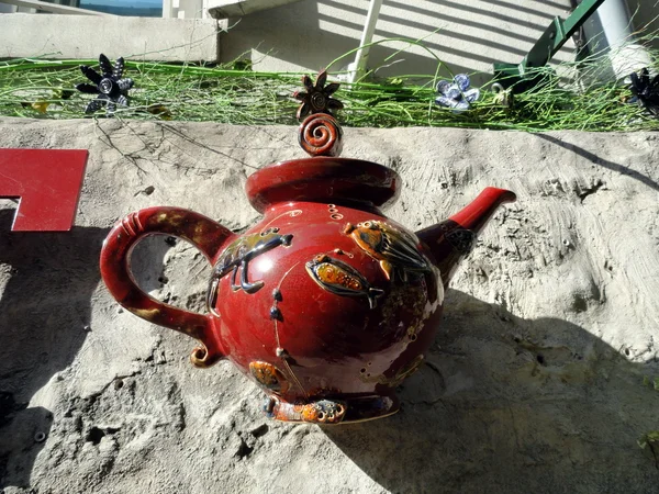 Ozdobny francuski czerwony ceramiczny czajniczek, w Paryżu — Zdjęcie stockowe