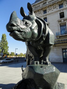 bir rhyno önünde musee d'orsay, paris heykeli