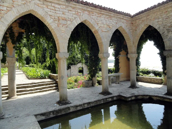 Colunatas, água, jardim, Castelo da Rainha Maria, Balchik — Fotografia de Stock
