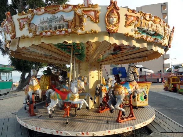 Carrusel musical pony en parque de atracciones, circo, para niños Imagen de archivo