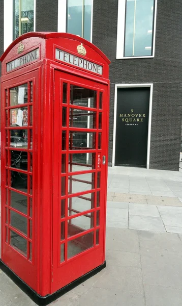 在伦敦汉诺威广场的红色电话亭 — 图库照片
