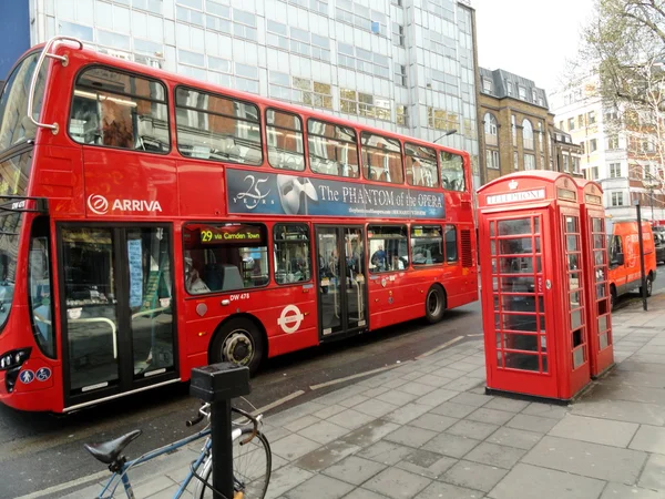Röd buss och telefon i london — Stockfoto