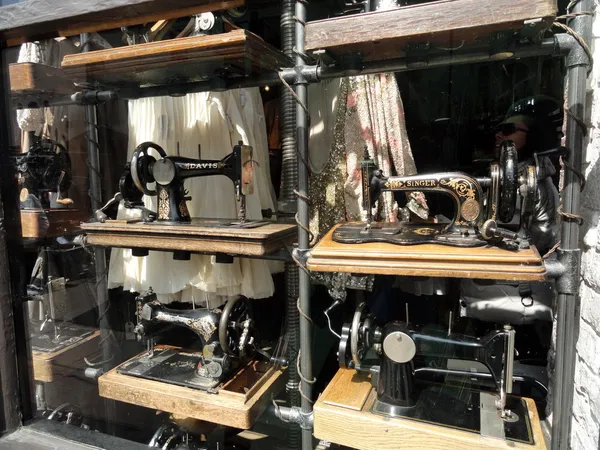 Máquinas de costura antigas no mercado de pulgas Portobello, Londres — Fotografia de Stock