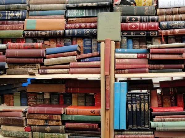 Много старинных книг в Портобелло Флемаркет, Лондон Стоковая Картинка