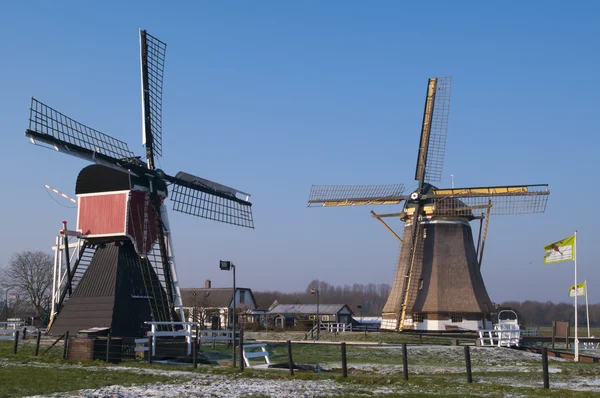 Исторические ветряные мельницы против зимнего неба — стоковое фото