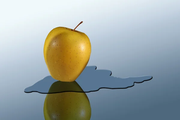 bir tablo ayna üzerinde elma