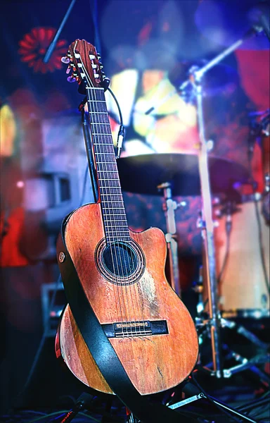 Συναυλία. την κιθάρα στο παρασκήνιο μιας σκηνής. — Φωτογραφία Αρχείου