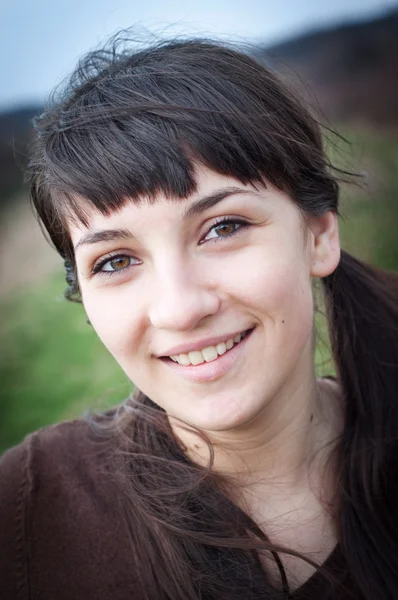 Ritratto di una giovane donna che sorride all'aperto — Foto Stock