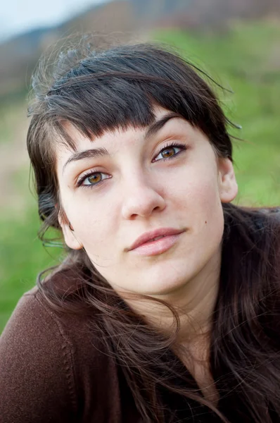 Porträtt av en ung kvinna som ler utomhus — Stockfoto