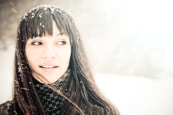 Женщина улыбается в снегу — стоковое фото