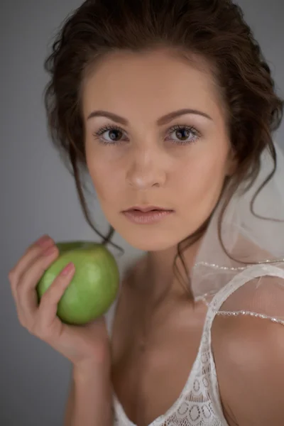 The bride with a green apple — Stock Photo, Image