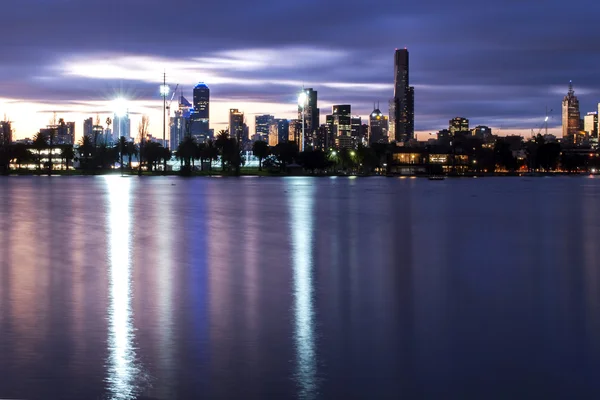 Melbourne på natten med ljus Royaltyfria Stockbilder