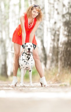 seksi genç kadın ile köpek.