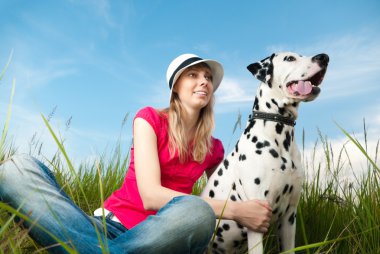 genç kadın ile onun köpek evde beslenen hayvan