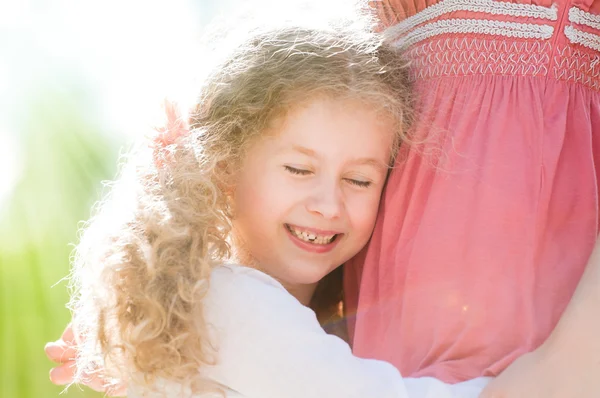 Mooie kleine daugher knuffelen haar moeder — Stockfoto