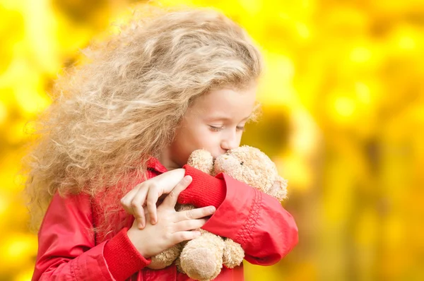 Красивая маленькая девочка с плюшевым мишкой — стоковое фото