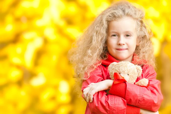 Красива маленька дівчинка з плюшевим ведмедем — стокове фото