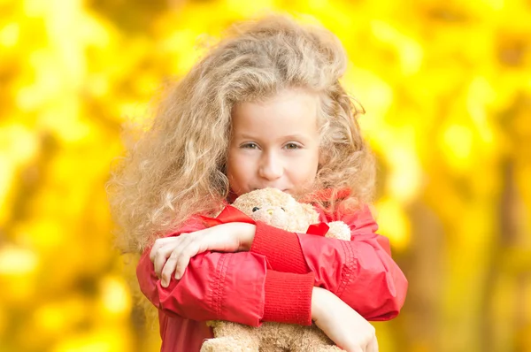 Oyuncak ayı ile güzel küçük bir kız — Stok fotoğraf