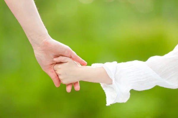 Mani di madre e figlia — Foto Stock