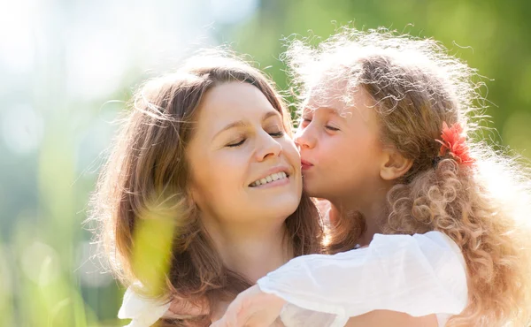Дочь целует свою мать — стоковое фото
